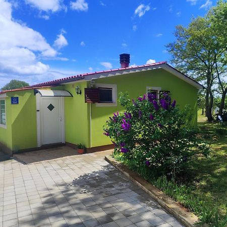Villa Kuca Za Odmor Tri Sunca à Pula Extérieur photo