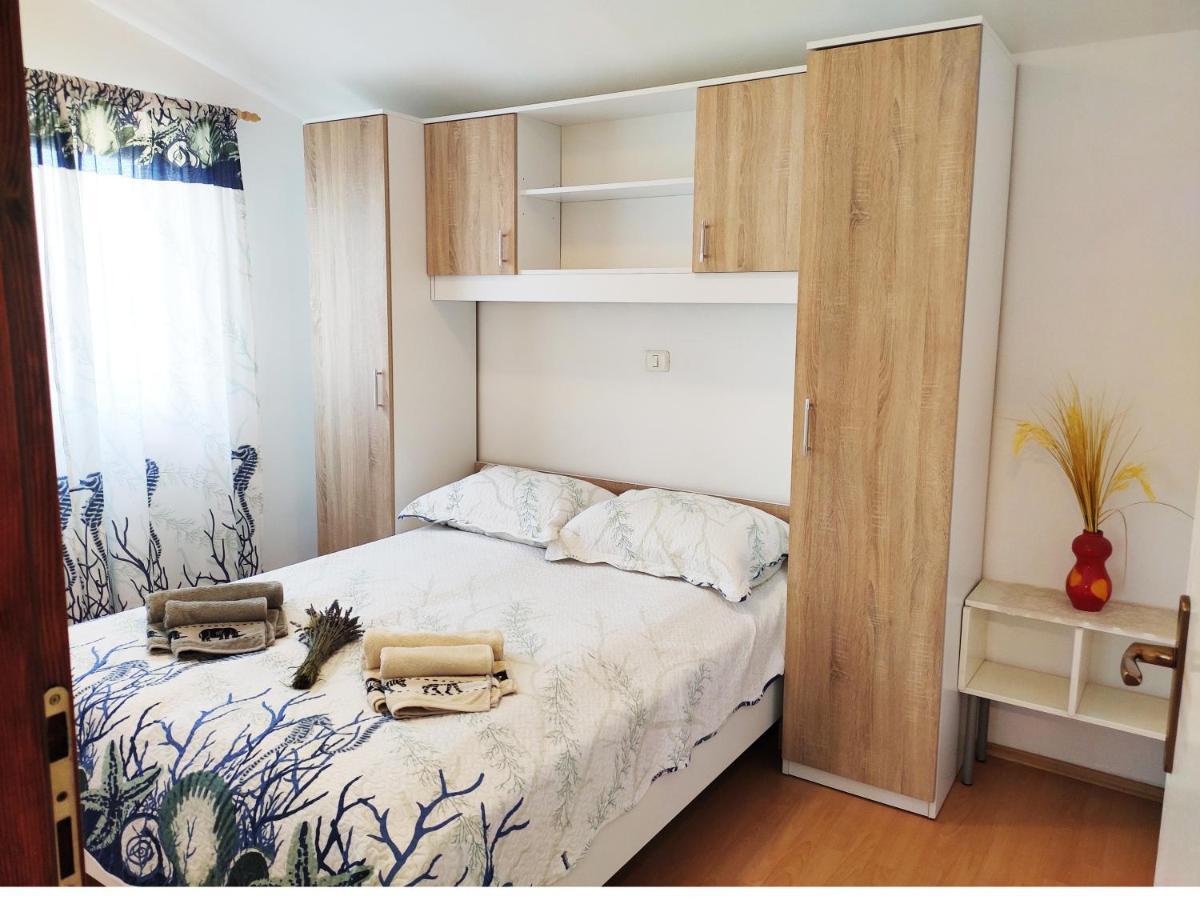 Villa Kuca Za Odmor Tri Sunca à Pula Extérieur photo
